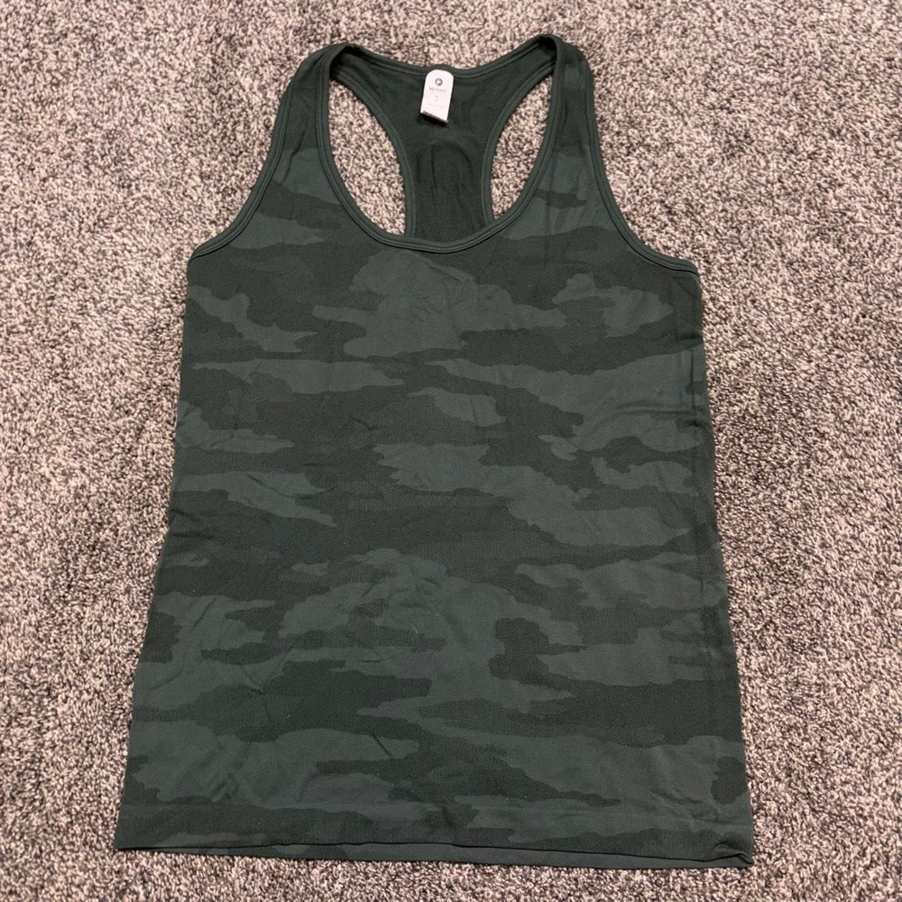90 Degree green camo tank top in size S. Nylon & spandex blend.